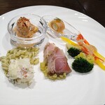 リーガロイヤルホテル京都 - 【ビュッフェのお料理あれこれ（夜）】
            前菜をあれこれ盛ったお皿がこちら。
            この中のお気に入りは左下の冷製ツナバジルパスタ。