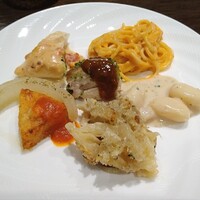 リーガロイヤルホテル京都 - 【ビュッフェのお料理あれこれ（夜）】
                    トマトパスタやニョッキなどなど。
                    この中のお気に入りは手前のアンチョビとポテトのグラタンかな。