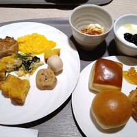 リーガロイヤルホテル京都 - 【ビュッフェのお料理あれこれ（朝）】
                      朝はパン派なので、こういうビュッフェだと色んな種類のパンが食べられて本当に嬉しい(*´艸｀*)