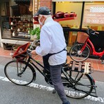 そば処　松屋 - 出前する店主