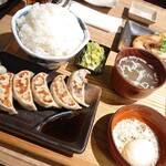 Niku Jiru Gyouza No Danda Dan - 肉汁焼餃子定食(大)+自家製炙りチャーシュー