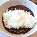 Yakiniku Juujuu Karubi - 黒カレーにライス投入！