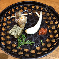 浅草 魚料理 遠州屋 - 先付けは、子持ちワカメにエシャレット。そして、バイ貝がいい感じ！