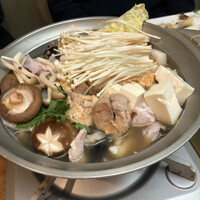 浅草 魚料理 遠州屋 - あんこう鍋！肝入りの味噌を炒めるものもあるが、こちらは、ちり鍋風のスッキリ目の出汁のタイプ。沸騰しかかったところに具材をイン！肝が美味そう！