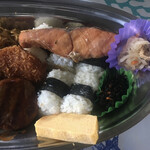 ジョイフルシマヤ - 俵むすび　コロッケ　シャケレンチン♪

コロッケとシャケはその後オーブンで焼く。

ハンバーグの甘いタレは洗い流してフライパンでドミソースで焼くヽ(´o｀


