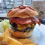 THIS IS THE BURGER - 具は、下から、バンズ、レタス、トマト、パティ、チェダーチーズ、ベーコン、バンズという構成。