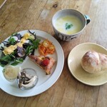 CAFE DE HAZERU - スープとパンセット