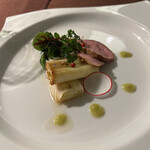 強羅 風の音 - 焼きネギのマリネコリアンダー風味。鴨のスモークとネギソースを添えて