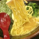 新とんこつ大学 - とんこつラーメン醤油：麺アップ