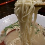 ラーメン凪 豚王 渋谷本店 - 豚王　麺を持ち上げアップ！