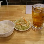 24時間 餃子酒場 - 烏龍茶、 サラダ、ライス