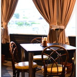 鶴商文庫 - 以前の訪問からテーブルのレイアウトが少し変わった模様