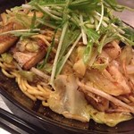 鉄板焼とワイン COCOLO - 「海鮮焼きそば」。鉄板モノも美味です♪