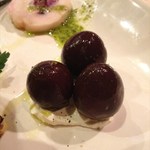 鉄板焼とワイン COCOLO 福島店 - 見た目では分かりませんが、実はなんとこれは「ウズラ卵」なのです。（「ウズラ卵の赤ワイン煮」）