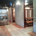 五十六屋 - カウンター、テーブル席、半個室と完全個室の座敷を揃えた構成