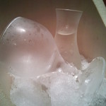 五十六屋 - 竹の器に、ｸﾗｯｼｭﾄﾞｱｲｽを敷き詰め、そこにｶﾞﾗｽ製の清涼感溢れる徳利と小ぶりなﾜｲﾝｸﾞﾗｽで供されるｽﾀｲﾙ