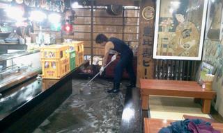 Kigaru Na Taishuu Izakaya Ajihei - 店内のクオリティ維持のため掃除中のスタッフ