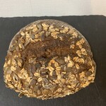 ひととわ - たねパン　しっとりしてスープに浸すとほろりと崩れるやわらかさ。ぎゅっとつまった皮も美味しい