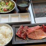 焼肉かまくら本店 - 3種盛りランチ(和牛カルビ・和牛ロース・牛ハラミ) 1990円。