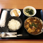 紅葉亭 - マーボー豆腐セット850円（ごはん半分）。甘くない中華スープがうれしいセット。たくさん食べられない自分としては、揚げ春巻きでなく漬物がいいかなあ…パリッとして美味しいのだけれど