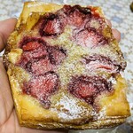 la boulangerie 32  - 「焼苺のクロワッサン」250円税込み♫