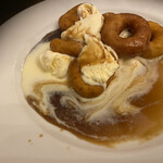 荒井商店 - ペルーの揚げドーナツ　ピカロネス　こちらは向かいの淑女にお裾分け