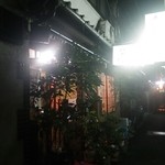 Tatsubee - 昭和の感じがする、落ち着いた外観　お好み焼きののぼりは、対面のお店ののぼりです。