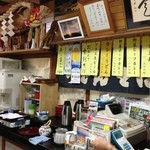 そば処ささや - 店舗入り口にはテーブルと小上りが