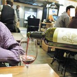 ミアスタンド - 最初の一杯は美人スタッフから！