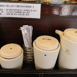 鮨ＤＩＮＩＮＧ 辰 - カウンターに置いてある調味料