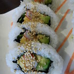 カニカマ、玉子、キュウリ、アボガドが入っていて、ゴマがトッピングされたロール
