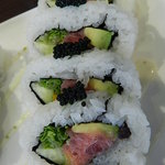 鮨ＤＩＮＩＮＧ 辰 - 鮪、青菜、キュウリ、アボガド、沢庵が入っていて、キャビアがトッピングされたロール