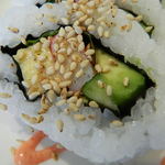 カニカマ、玉子、キュウリ、アボガド、ゴマがトッピングされたロール　アップ