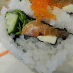 鮨ＤＩＮＩＮＧ 辰 - サーモン、キュウリ、水菜、チーズ、トビコがトッピングされたロール　アップ