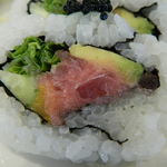 鮨ＤＩＮＩＮＧ 辰 - 鮪、青菜、キュウリ、アボガド、沢庵、キャビアがトッピングされたロール　アップ