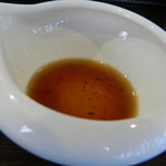 鮨ＤＩＮＩＮＧ 辰 - 中央にあるロールにお好みでかける青しそドレッシング