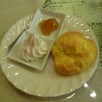 スコーン、紅茶のジャムと生クリーム添え