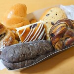 ペック - チョコのピッコロパンセット(767円)。小さめの甘いパンが5つ入ったお楽しみセット