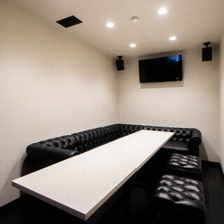 -Fully private rooms with monitors-