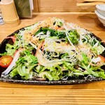 旬彩 白おじ - 野菜サラダ550円、想定以上に量が多くコレで腹がいっぱいに。