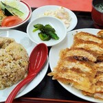 San Jiyu - ギョーザ定食　830円　ごはんを焼飯に変更で200円UP