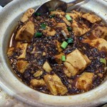 上海軒 - 麻婆豆腐
      写真では分かりにくいけどグツグツ
      猫舌なのでしばらく食べられず(^^;)
      味噌のコクが豊かで美味かった