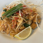 タイ料理 URAIWAN - たくあん、厚揚げ、エビ、もやし、ナッツがかかってます