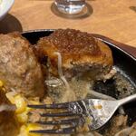 うふふ - 半分に割ると中から肉汁が溢れ出すんで熱々の鉄板で好みの焼き具合に焼き上げて頂きます。