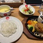 うふふ - 暫く待つと注文した和風ハンバーグのAセット１２４３円の出来上がりです。