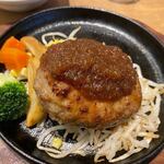 うふふ - 添えられたジャポネソースをかけると熱々に焼かれた鉄板でソースが跳ねるので暫くエプロンを付けて待機・・・