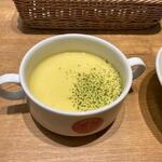 うふふ - Aセットのスープはトウモロコシの粒の入ったコーンポタージュスープ。