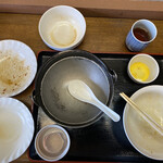 おふくろ亭 - 2023/02/14
      ホル鍋定食 大飯 温泉玉子 ニンニク 600円
      中華風野菜炒め 100円
      大根きんぴら 100円
      チキンかつ 100円