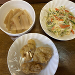 おふくろ亭 - 2023/02/14
      ホル鍋定食 大飯 温泉玉子 ニンニク 600円
      中華風野菜炒め 100円
      大根きんぴら 100円
      チキンかつ 100円