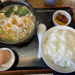おふくろ亭 - 2023/02/14
      ホル鍋定食 大飯 温泉玉子 ニンニク 600円
      中華風野菜炒め 100円
      大根きんぴら 100円
      チキンかつ 100円